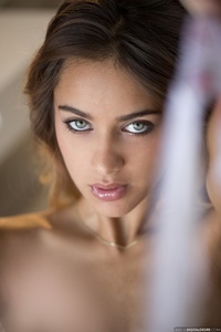 The Piercing Eyes Of Nude Uma Jolie