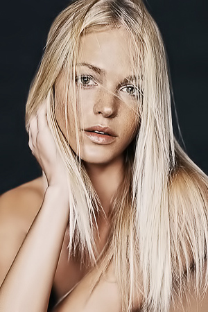 Bonde Hottie Erin Heatherton Exposes Her Body