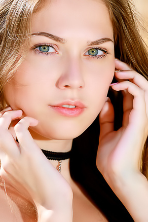 Chick orgasms in field