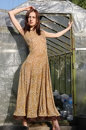 Emma Getting Naked And Enjoys Hot Days