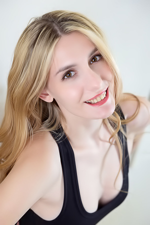 Lillie Pie Statuesque Blonde Flaunts Her Hourglass Figure With Sizzling Self-assurance