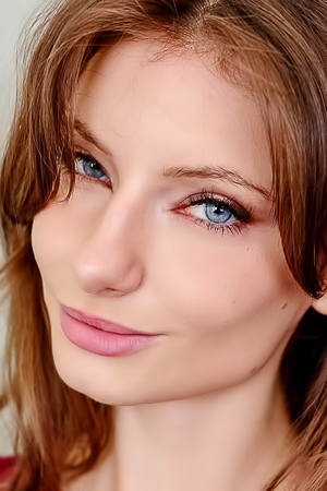 Laura Loren Spreads For A Sneaky Close-Up