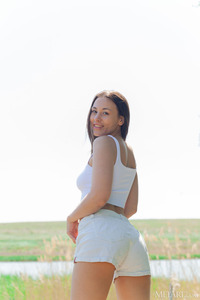 Sumiko Curvy Brunette Is Naked In The Sunshine