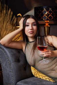 Lisa Belys Expose Her Luscious Ass And Starts To Masturbate