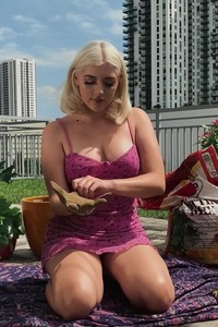 Gia OhMy Give A Foot Job And Take Big Cock