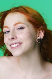 Carolina Sun Seduces With Her Alluring Poses In A Cozy Green Setting