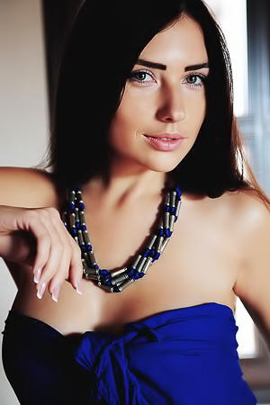 Hot Model Niemira Shows Her Body