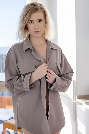 Casey Fingering Pussy In The Morning