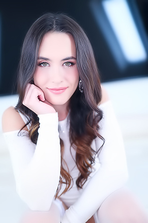 Cute Brunette Daisy Phoenix