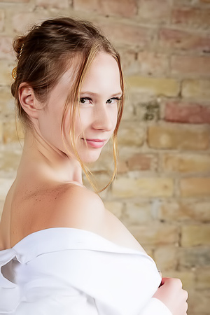Zuzanna Gorgeous Body Glistening Enticingly