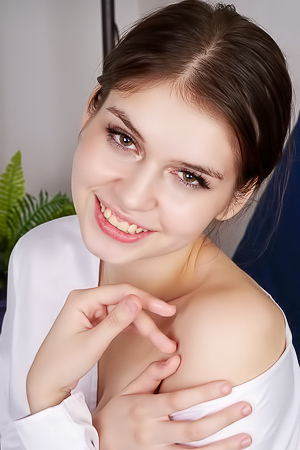 Lina Bunny Spread Her Meaty Flaps And Rub Her Snatch Down