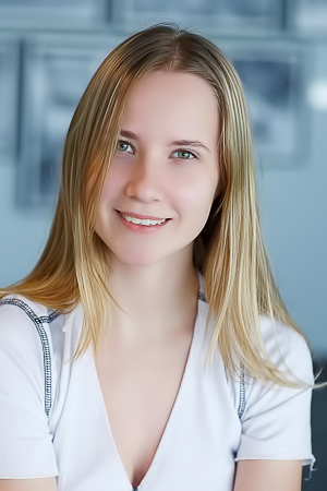 Delizi Adorable Blonde Bombshell With Curves That Captivate And A Playful Spirit