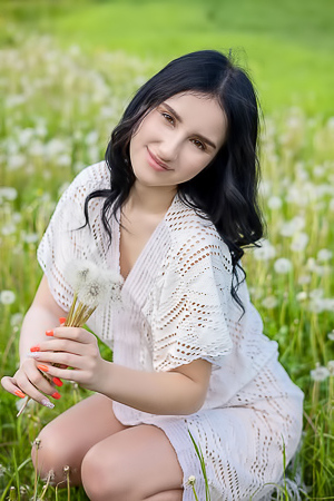Sasha Jane Unveils Her Curves To Morning Sun Amid Wildflowers