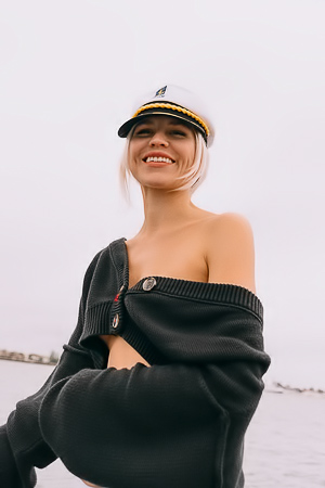 Lennon Elizabeths Blonde Bush Spread For The Camera