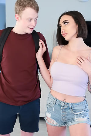 Hot Babes Shows Off Sexy Slender Waistline