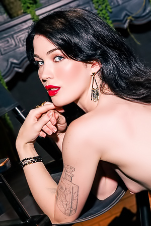 I Confess, Evelyns Glance is My Secret Sin