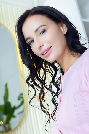 Milena Ray snaps a flirty selfie revealing tan lines in pink crop top